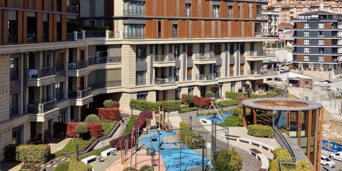 Nevbahar Üsküdar'ın peyzajlı iç avlusu ve teraslı cephe detayı